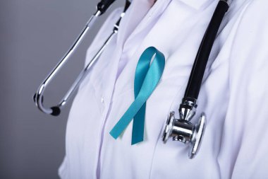 Yumurtalık kanseri bilinçlendirme destekleyen yeşil şerit ile doktor