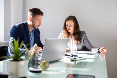 Ofis masası üzerinde grafik analiz iki genç iş adamları