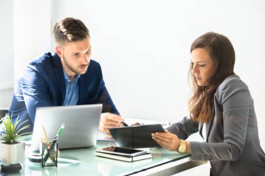 İşyerinde dijital Tablet kullanarak iki genç iş adamları