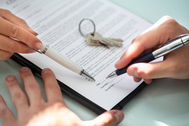 Yakın çekim O sözleşme formu doldururken istemci yardımcı bir emlakçı