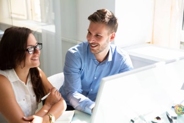 Bilgisayar Office bakarak iki mutlu genç iş adamları