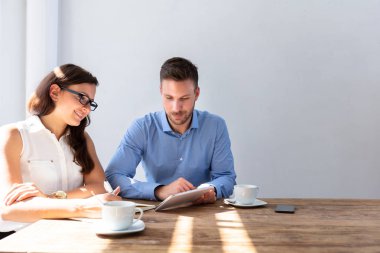İki mutlu ofis işyeri günlük zamanlamada planlama