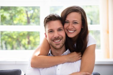 Mutlu genç bir çift evde portresi