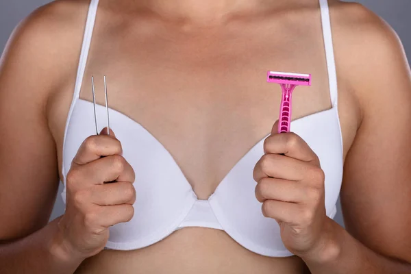 Close Van Een Vrouw Hand Hebt Pincet Razor — Stockfoto