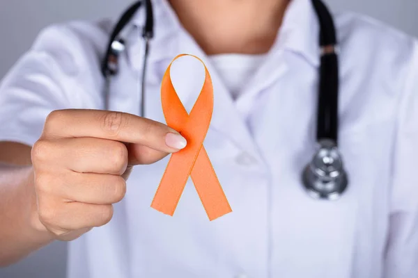 Female Doctor Hand Ribbon Showing Uterine Cancer Awareness — Stock Photo, Image