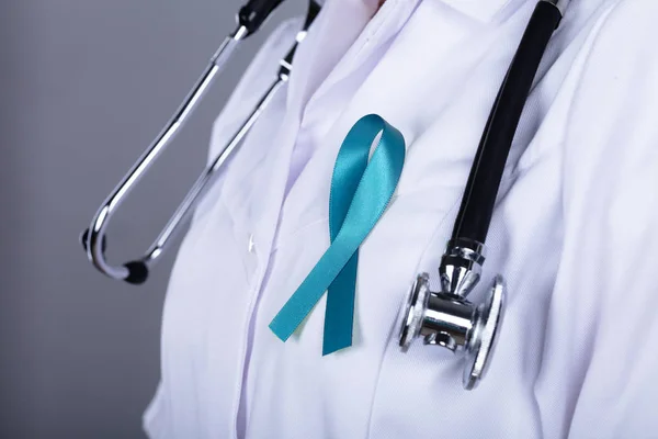 Doctor Teal Ribbon Supporting Ovarian Cancer Awareness — Stock Photo, Image