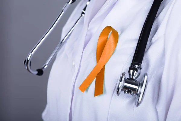 Närbild Kvinnlig Gynekolog Med Uterin Cancer Awareness Ribbon — Stockfoto