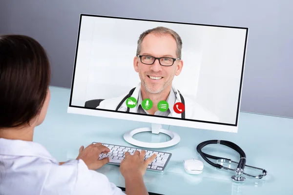 Female Doctor Video Conferencing Happy Male Colleague Computer Desk — Stock Photo, Image