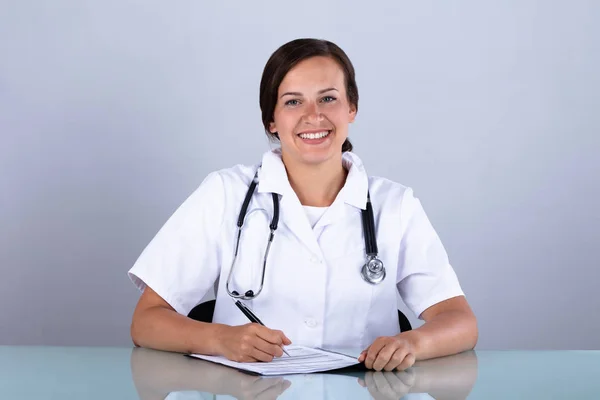 Portrait Une Jeune Femme Heureuse Médecin Avec Des Documents Clinique — Photo