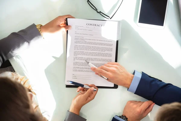 Close Van Twee Ondernemers Hand Werken Aan Contract Papier Bureau — Stockfoto