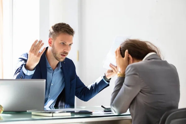 Jeune Homme Affaires Criant Une Employée Stressée Bureau — Photo