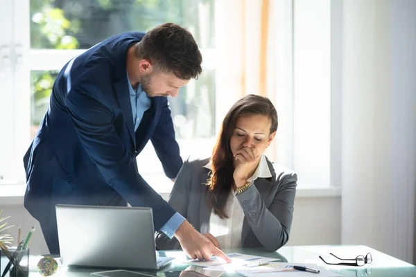 Jungunternehmer Erklärt Traurigen Mitarbeiterinnen Arbeitsplatz Graphik — Stockfoto