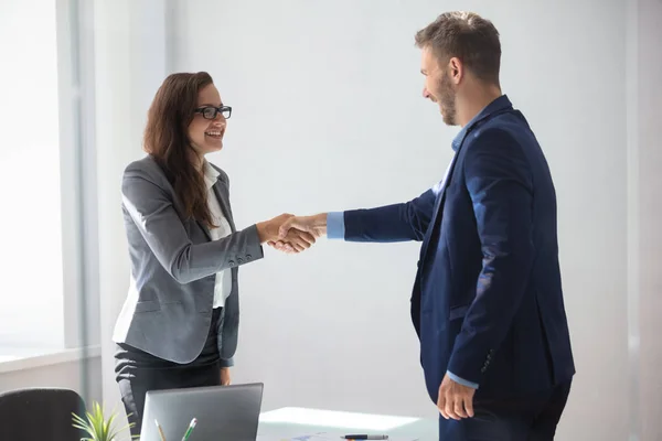 Sorrindo Jovem Empresária Apertando Mãos Com Seu Parceiro Escritório — Fotografia de Stock