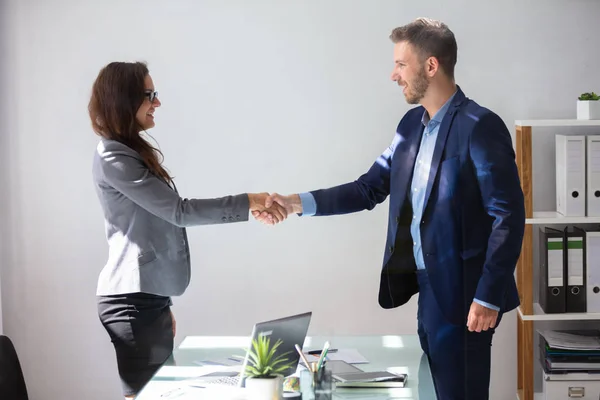 Sorrindo Jovem Empresária Apertando Mãos Com Seu Parceiro Escritório — Fotografia de Stock