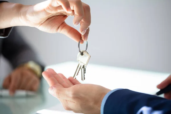 Närbild Fastighetsmäklare Hand Ger Hus Nyckel Till Mannen — Stockfoto