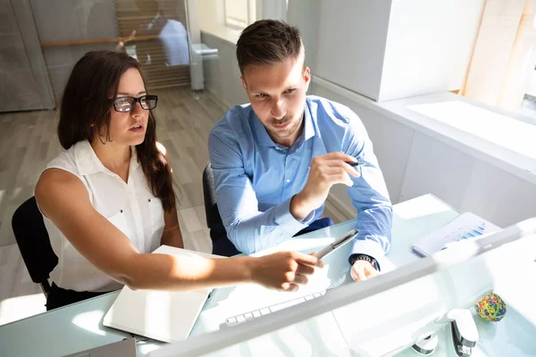 Dos Jóvenes Empresarios Profesionales Que Miran Computadora Teniendo Conversación Lugar —  Fotos de Stock