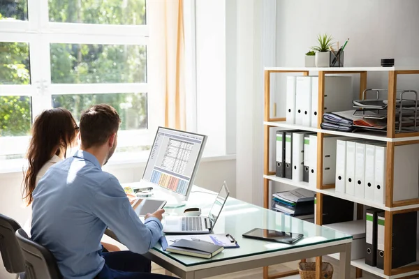 Dua Pengusaha Duduk Kantor Dengan Komputer Dan Laptop Meja — Stok Foto