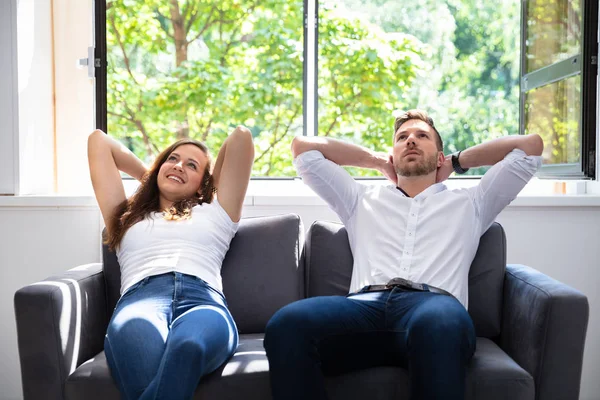 Jeune Couple Relaxant Sur Canapé Maison — Photo