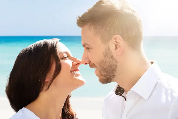 Nahaufnahme Eines Romantischen Jungen Paares Beim Urlaub Strand — Stockfoto
