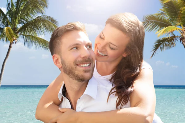 ビーチで楽しんで幸せな若いカップルの肖像画 — ストック写真