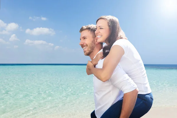 Portrait Happy Young Man Giving Piggyback His Wife Beach — Stock Photo, Image