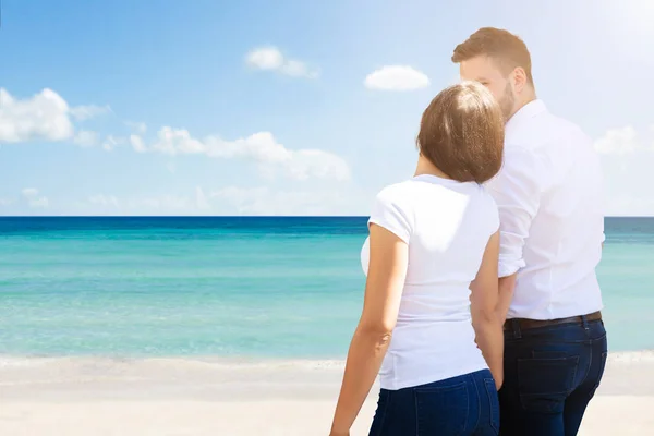 熱帯のビーチに立っている若いカップルの背面図 — ストック写真