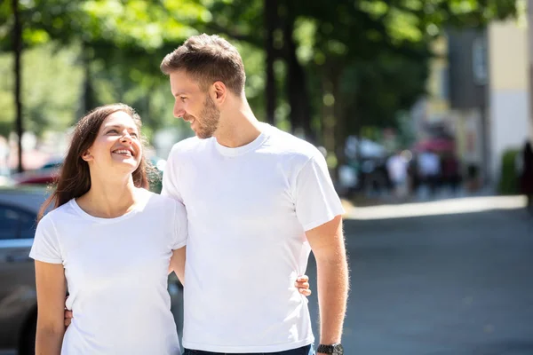 Portrét Usměvavý Mladý Pár Stojící Ulici — Stock fotografie