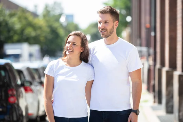 Porträtt Leende Unga Par Stående Gatan — Stockfoto