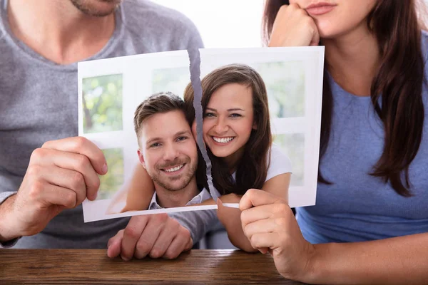 Närbild Ett Par Hand Hållande Sönderrivna Fotografi — Stockfoto