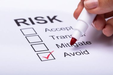 Tik tak bir kadın eli Close-up önlemek Marker ile Risk formundaki seçeneği