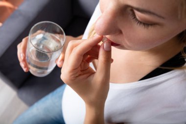 Hamile bir kadın eli ilacı Close-up