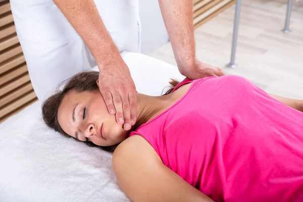 Närbild Terapeutens Hand Massage Till Avkopplande Unga Kvinnliga — Stockfoto