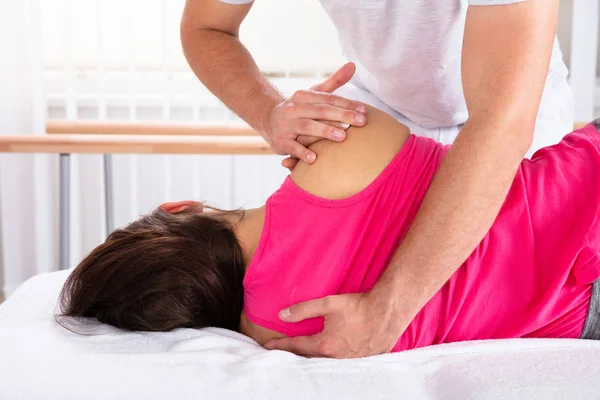 Primo Piano Massaggio Alla Spalla Terapeuta Sesso Maschile Alla Paziente — Foto Stock