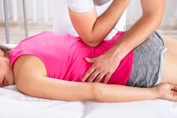 Relaxado Jovem Mulher Recebendo Massagem Nas Costas Pelo Terapeuta — Fotografia de Stock