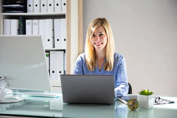 Retrato Uma Jovem Empresária Feliz Trabalhando Laptop Escritório — Fotografia de Stock