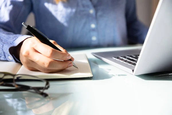 Nahaufnahme Der Hand Einer Geschäftsfrau Die Notizen Notizbuch Mit Stift — Stockfoto