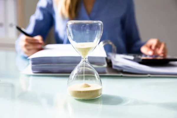 Close Hourglass Front Businesswoman Calculating Invoice — Stock Photo, Image