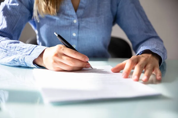 Contratto Firma Mano Della Donna Affari Con Penna Sopra Scrivania — Foto Stock