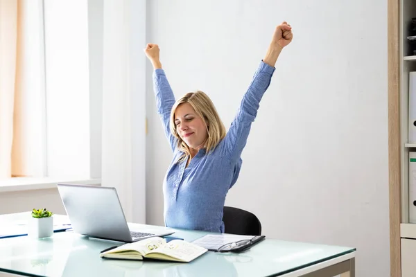 Junge Geschäftsfrau Breitet Ihre Arme Mit Laptop Auf Schreibtisch Aus — Stockfoto