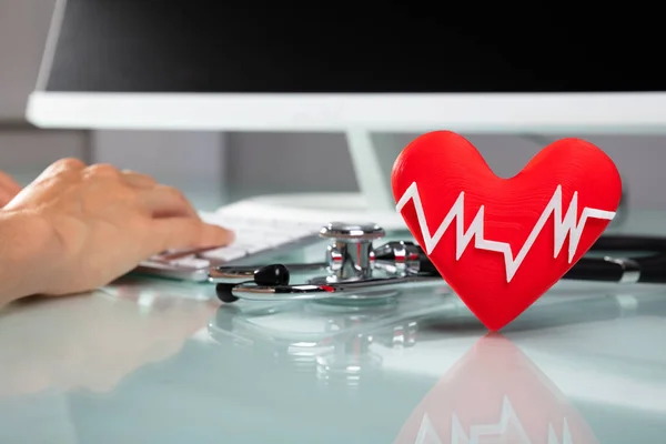 Rotes Herz Mit Herzschlagpuls Vor Dem Computer Arbeitenden Arzt — Stockfoto