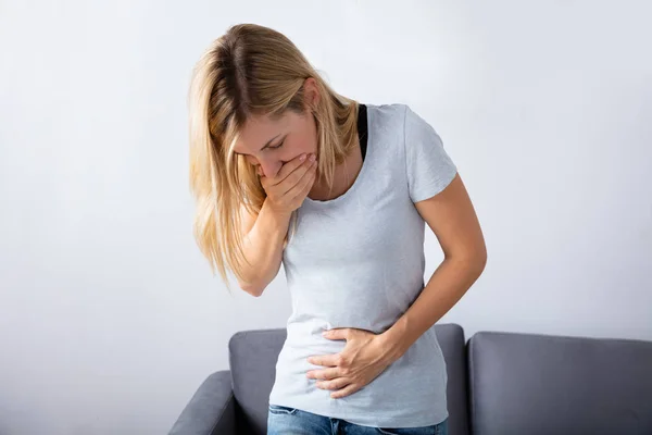Młoda Kobieta Ciąży Cierpiące Nudności Domu — Zdjęcie stockowe