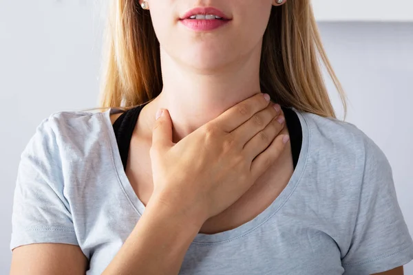 喉の痛みを持っている病気の女性のクローズ アップ — ストック写真