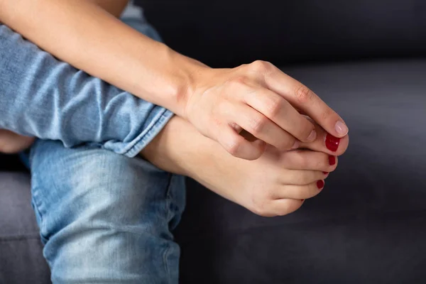 Primer Plano Mano Una Mujer Sosteniendo Dolorosa Uña Del Pie —  Fotos de Stock