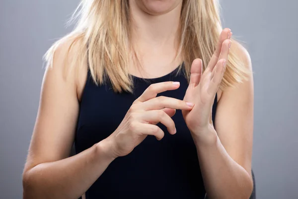 Γκρο Πλαν Από Χέρια Μιας Γυναίκας Χρησιμοποιώντας Νοηματική Γλώσσα — Φωτογραφία Αρχείου