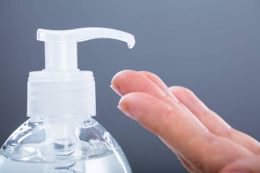 Alkol kullanan bir kadın Close-up