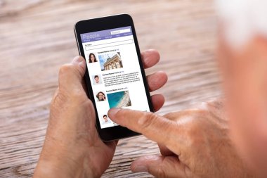 Cep telefonu kullaranarak sosyal ağ sitesi sohbet üst düzey elini