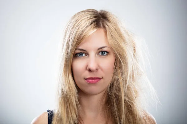 Retrato Uma Mulher Com Cabelo Loiro Antes Depois Alisamento Cabelo — Fotografia de Stock