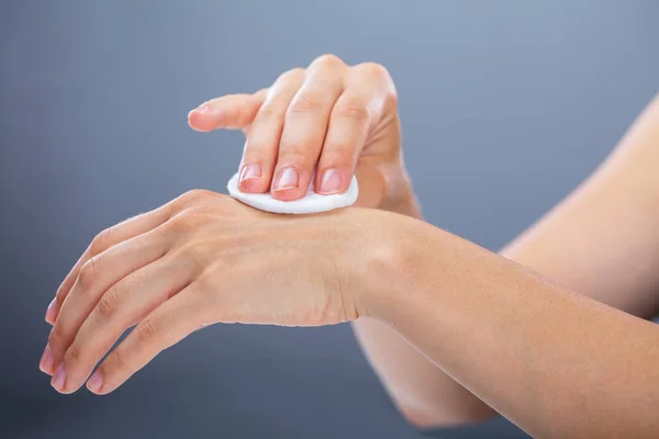 Mulher Limpando Sua Mão Com Almofada Algodão Fundo Cinza — Fotografia de Stock