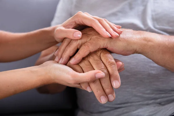 Primer Plano Una Hija Sosteniendo Mano Padre Anciano —  Fotos de Stock