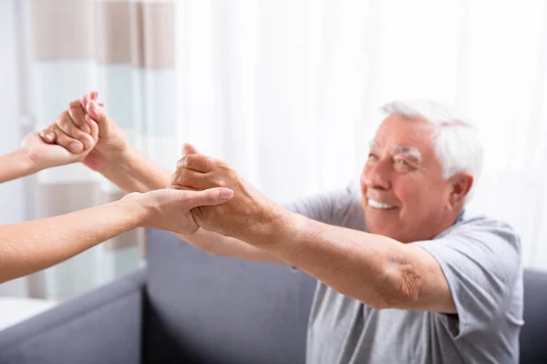 Primer Plano Una Hija Sosteniendo Las Manos Feliz Padre —  Fotos de Stock